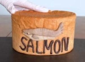 パンで作られた「鮭の缶詰」の中身に衝撃！「おなかから大量の…」作者の正体は？本人を直撃