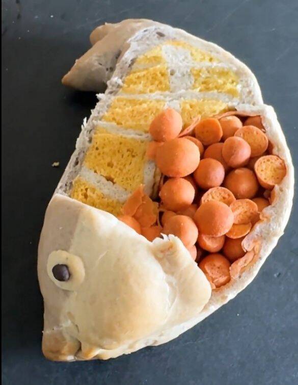 パンで作られた「鮭の缶詰」の中身に衝撃！「おなかから大量の…」作者の正体は？本人を直撃