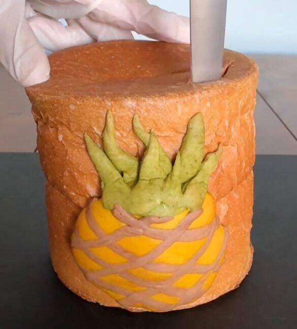 パンで作られた「鮭の缶詰」の中身に衝撃！「おなかから大量の…」作者の正体は？本人を直撃