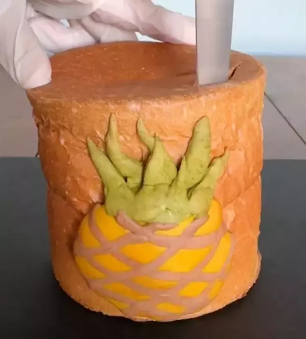 「パンで作られた「鮭の缶詰」の中身に衝撃！「おなかから大量の…」作者の正体は？本人を直撃」の画像