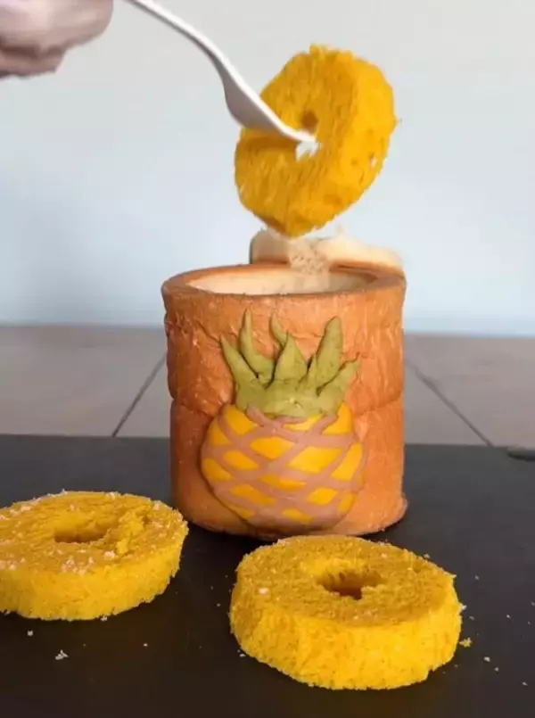 「パンで作られた「鮭の缶詰」の中身に衝撃！「おなかから大量の…」作者の正体は？本人を直撃」の画像