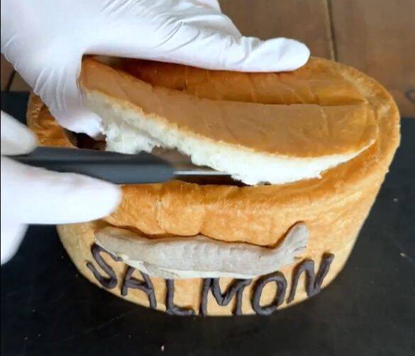 パンで作られた「鮭の缶詰」の中身に衝撃！「おなかから大量の…」作者の正体は？本人を直撃