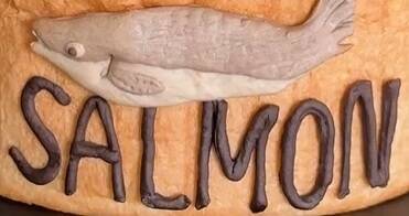 パンで作られた「鮭の缶詰」の中身に衝撃！「おなかから大量の…」作者の正体は？本人を直撃