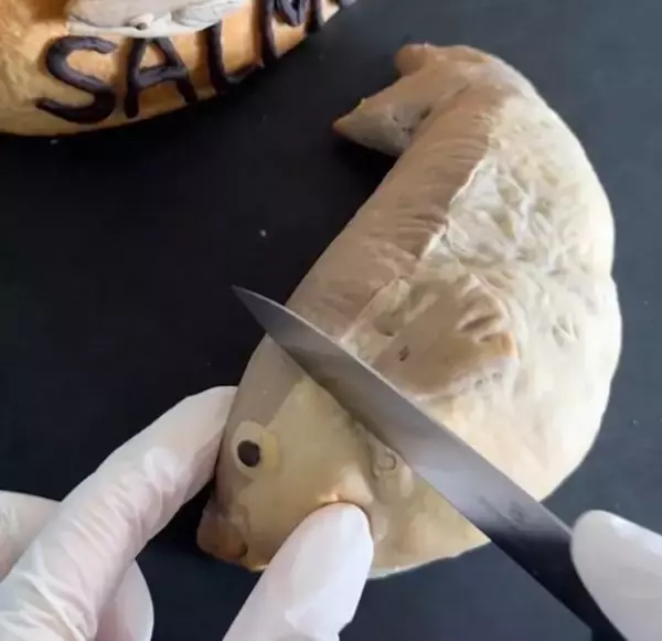 「パンで作られた「鮭の缶詰」の中身に衝撃！「おなかから大量の…」作者の正体は？本人を直撃」の画像