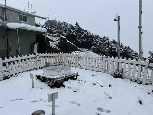 玉山北峰、今季2度目の雪　一面の雪景色に／台湾