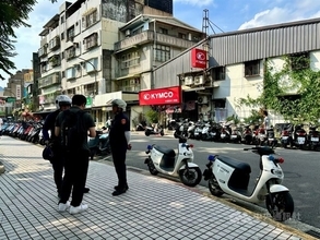ウーバー、台北でバイクタクシー試行　無料の「文化体験」で　行政は「違法」と指摘／台湾