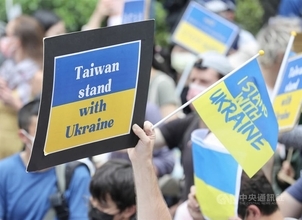 「台湾はウクライナと共に」台北と高雄でデモ  ロシアの侵攻に抗議