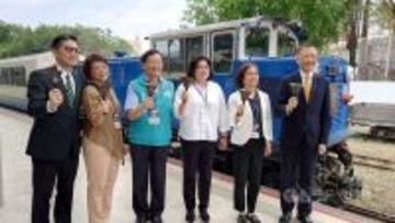 阿里山鉄道の新車両、来月から運行へ  台湾観光の国際化に期待