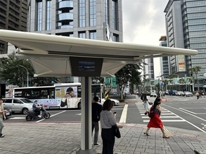 新北市、交差点に巨大パラソル　自動で開閉　暑さ対策で試験導入／台湾