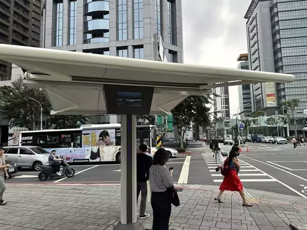 新北市、交差点に巨大パラソル　自動で開閉　暑さ対策で試験導入／台湾