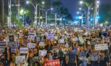 国会職権関連法改正  立法院周辺に10万人超の抗議者／台湾