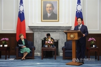 頼総統、米上院議員団と面会　国防特別条例が「政治的要因で審議遅れ」と説明／台湾