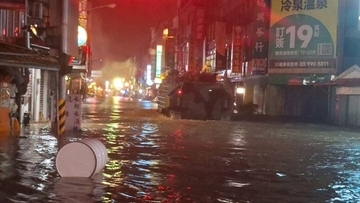 台風26号　北東部・宜蘭県蘇澳で大雨被害　建物2階まで浸水／台湾