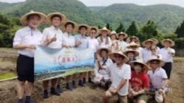 「蓬莱米」命名から100年　日本人技師のひ孫、台湾の農業専門家と記念の田植え