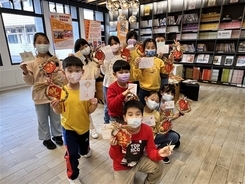 台湾の小学生、日本の小学校と「しめ飾り」で交流  旧正月祝う
