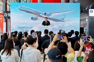 スターラックス航空　空山基氏とのコラボ特別塗装機、12日に東京線で初就航