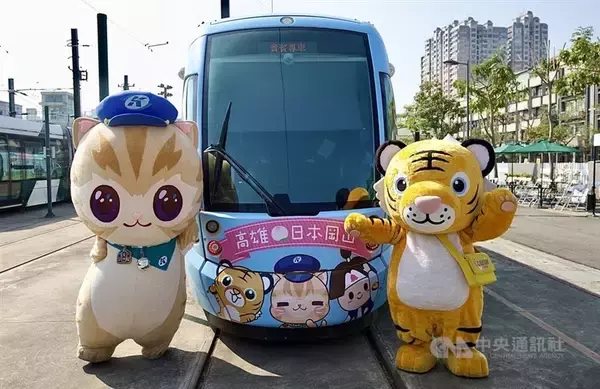 高雄LRTにラッピング列車登場　高雄メトロとタイガーエア台湾、岡山県がコラボ