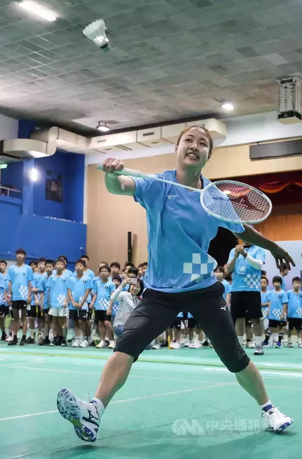 バドミントン・奥原希望さん、台湾で講習会　小学生と触れ合う