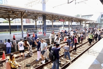 台南駅の旧地上ホーム、国民的文学作品の「名シーン再現」が人気に／台湾