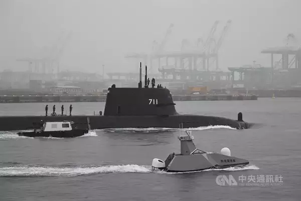 国産潜水艦「海鯤」、潜航試験は「数十メートルの水深に到達」／台湾