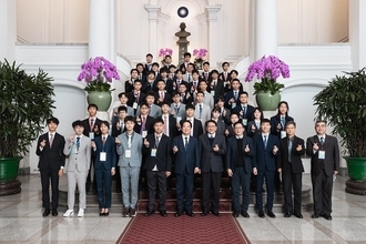 頼総統、国際科学五輪の台湾代表と面会　「30年で三つのノーベル賞」に期待