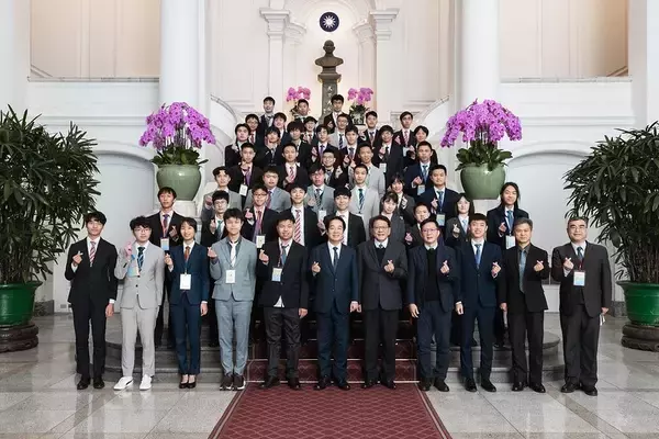 頼総統、国際科学五輪の台湾代表と面会　「30年で三つのノーベル賞」に期待