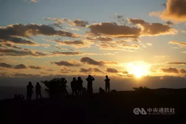 台湾の初日の出　最南端の墾丁、厚い雲からのご来光に歓声