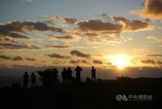 台湾の初日の出　最南端の墾丁、厚い雲からのご来光に歓声