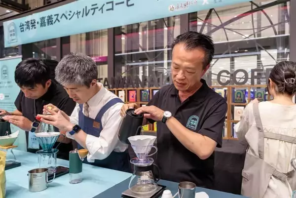 大阪の百貨店で阿里山コーヒーを販売　翁嘉義県長がトップセールス／台湾