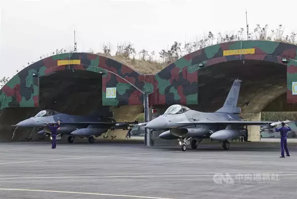 国防部、F16V戦闘機の緊急発進訓練を公開　命令から6分以内に離陸／台湾