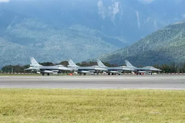 空軍、F16の特別点検終える　飛行訓練を再開／台湾