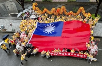 華僑団体、巨大な中華民国国旗掲げ行進 「神戸まつり」で台湾と街の絆アピール