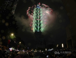 台北101のニューイヤー花火、2026年の到来を華やかに祝う／台湾