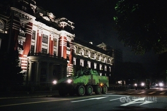 国軍「統合防衛演習」3日目　深夜に中枢防衛を検証　台北で「雲豹」装甲車展開／台湾