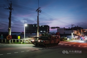 米製主力戦車「エイブラムス」基地外で訓練　駐屯地から空軍基地までの22キロ走行／台湾