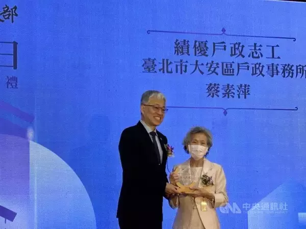 役所でボランティアの95歳女性、内政部から表彰　得意の日本語生かし来所者支援／台湾