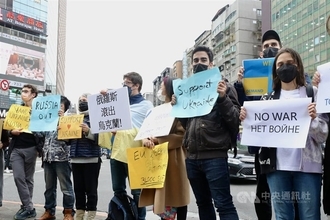 在台ウクライナ人ら、ロシアの駐台湾代表機関前で抗議