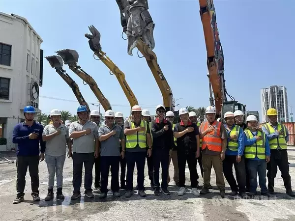 「地震で被災「天王星ビル」  解体終わる  作業員が犠牲者に祈り」の画像