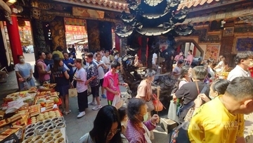 きょうは中秋節　嘉義県の媽祖廟に“神の養子”が参拝に訪れる　100年の伝統／台湾