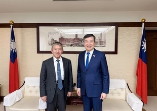 李逸洋駐日代表、中国から制裁の岩崎茂行政院顧問と面会　関心を表明／台湾