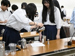 日本の高校生ら270人が台湾の高校訪問　タピオカミルクティー作りなど楽しむ