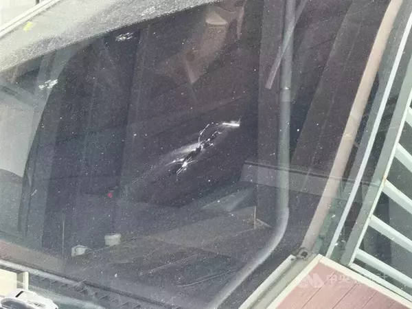 空軍F16V戦闘機、着陸時に街灯と接触　飛散した破片で一般車損傷／台湾