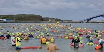 澎湖湾で遠泳大会　10キロ部門の3位に日本人選手　天候不良でコース変更も／台湾