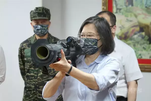 「蔡総統、海兵隊を視察 国産ロケットランチャーの操作を体験／台湾」の画像