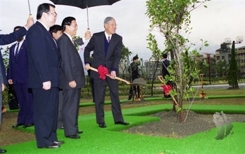 李登輝元総統植樹のガジュマルと記念碑撤去　台北市政府「南根腐れ病に感染」
