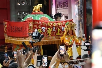 白沙屯の媽祖、8日間の巡行終え拱天宮に戻る　数万人の信者が道埋め尽くす／台湾