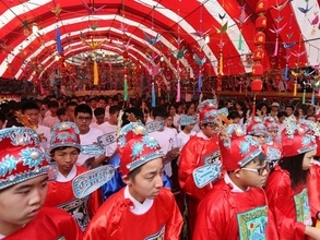 台湾・台南で伝統の「16歳の成人式」寺廟に多くの参拝客