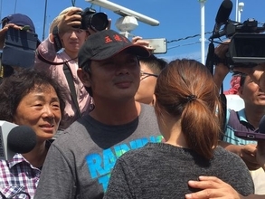 海上保安庁に拿捕された台湾漁船帰還  船長は涙ながらに家族と抱き合う