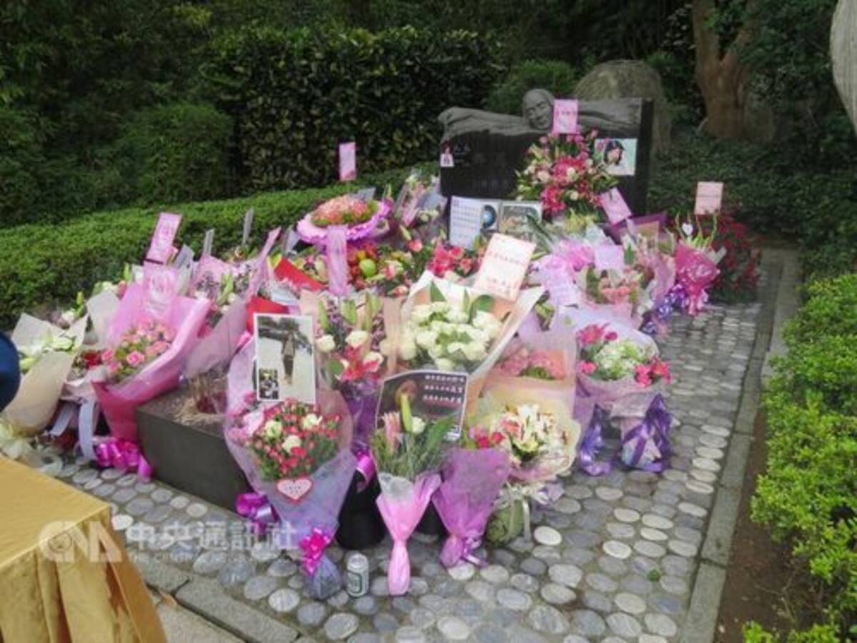 テレサ テンさんの死から21年 多くのファンが墓地に献花 台湾 16年5月9日 エキサイトニュース
