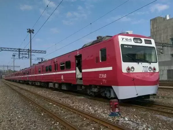 京急カラーの特別塗装車両が出発進行  台湾鉄道